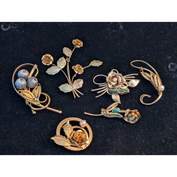 Lot of Six Vintage Gold Tone Rose Filigree Leaf Collage of Brooches - Picture 1 of 7